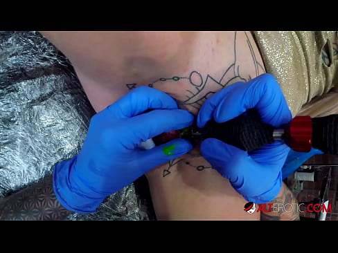 ❤️ Keçika pir tattookirî Sully Savage tattooek li ser klîtorê xwe kir. Vîdyoyê porno li me ku.mass-pr.ru ❌